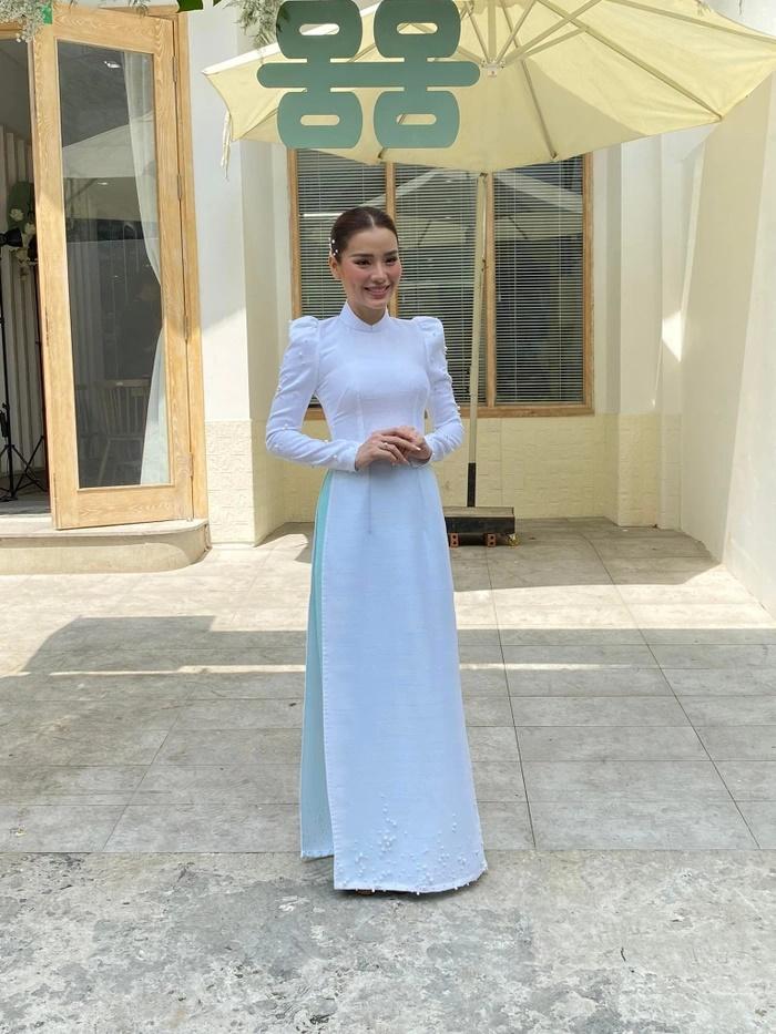 Ảnh cam thường Phương Trinh Jolie, liên tục lấy tay che bụng lớn-3