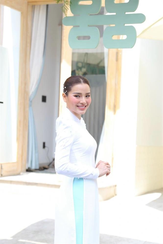 Ảnh cam thường Phương Trinh Jolie, liên tục lấy tay che bụng lớn-4