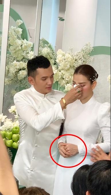 Cô dâu Phương Trinh Jolie mặc áo dài trắng để lộ bàn tay gân guốc-3