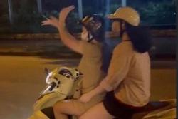 Hà Nội: Phạt cô gái trẻ gần 9 triệu đồng vì buông 2 tay khi lái xe máy