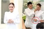 Cô dâu Phương Trinh Jolie mặc áo dài trắng để lộ bàn tay gân guốc