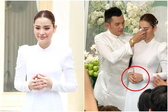 Cô dâu Phương Trinh Jolie mặc áo dài trắng để lộ bàn tay gân guốc