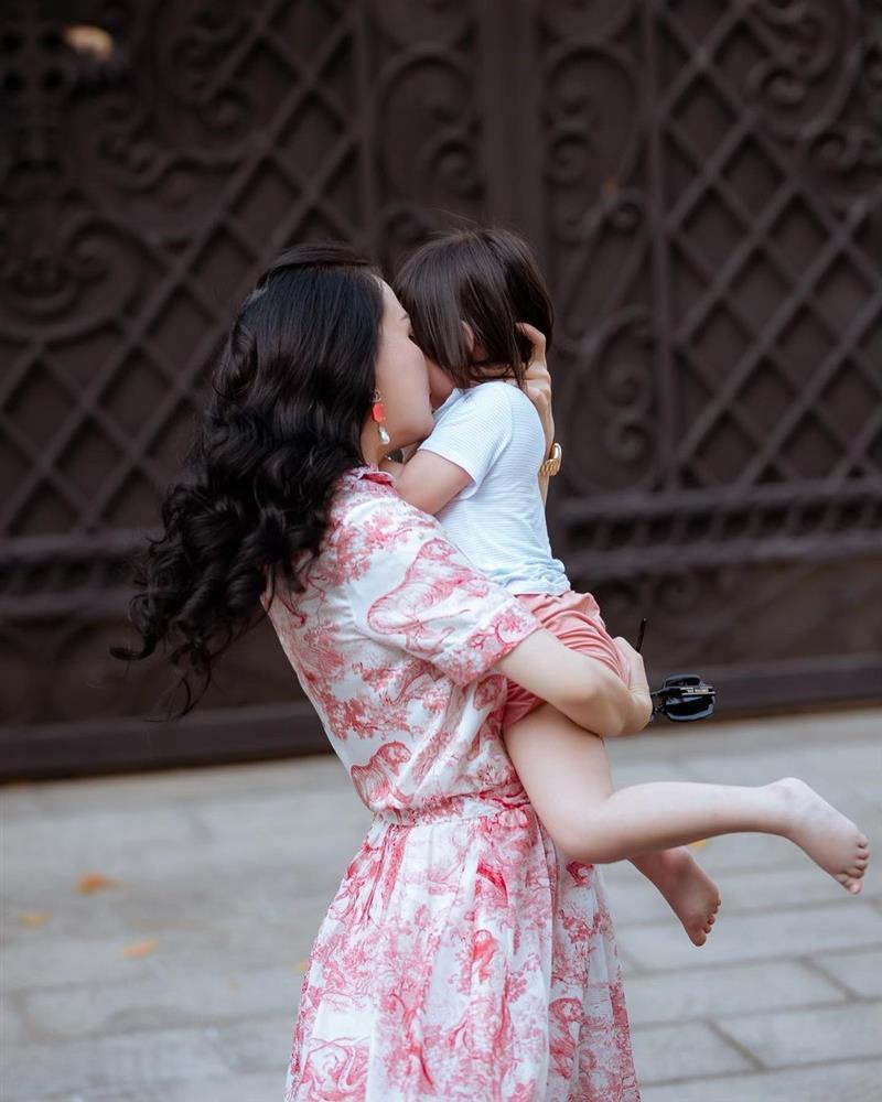 Phượng Chanel ảnh cam thường như mang bầu lần 4-5