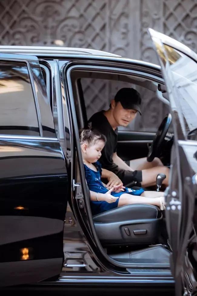 Con gái Phượng Chanel - Quách Ngọc Ngoan lớn phổng phao-4