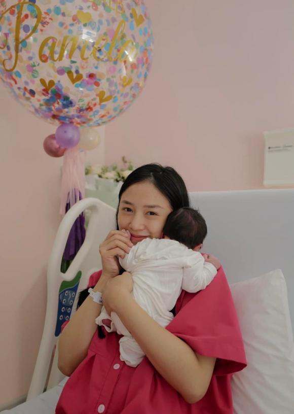 Salim cùng chồng thiếu gia đưa con gái mới sinh đi chụp ảnh-1