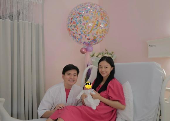 Salim cùng chồng thiếu gia đưa con gái mới sinh đi chụp ảnh-6