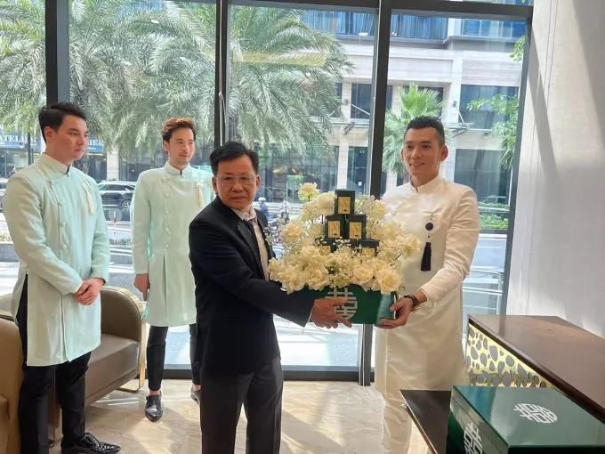 Sao Việt ngày vu quy: Đô la đóng thành quyển, vàng đeo trĩu cổ-1