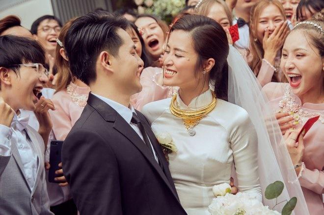 Sao Việt ngày vu quy: Đô la đóng thành quyển, vàng đeo trĩu cổ-4