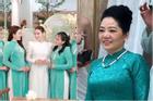 Mẹ chồng U60 chiếm spotlight đám cưới Phương Trinh Jolie