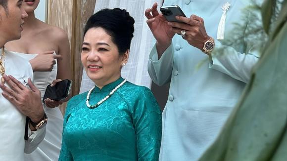 Mẹ chồng U60 chiếm spotlight đám cưới Phương Trinh Jolie-7