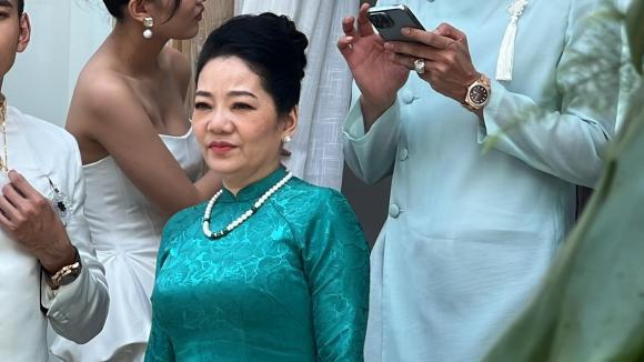Mẹ chồng U60 chiếm spotlight đám cưới Phương Trinh Jolie-6