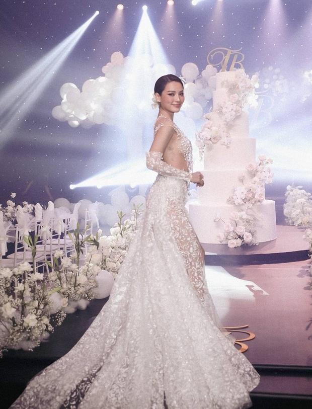 Phương Trinh Jolie hở gần trọn cơ thể trong váy cưới ren xuyên thấu-1