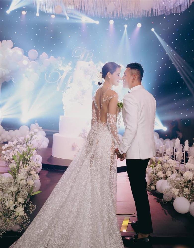 Phuong Trinh Jolie shows off her body in a see-through lace wedding dress-2