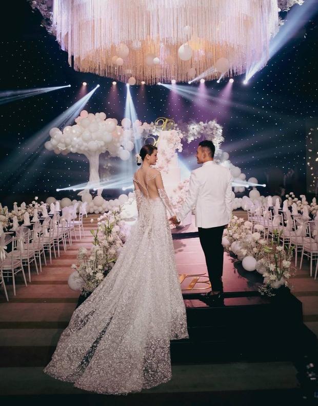 Phương Trinh Jolie hở gần trọn cơ thể trong váy cưới ren xuyên thấu-3