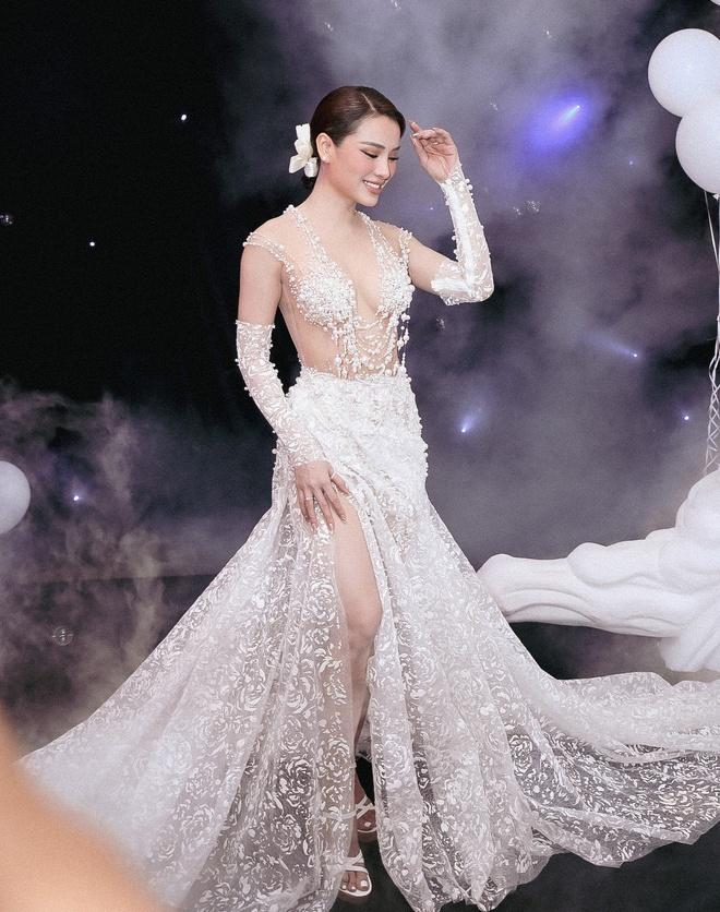 Phuong Trinh Jolie shows off her body in a see-through lace wedding dress-4