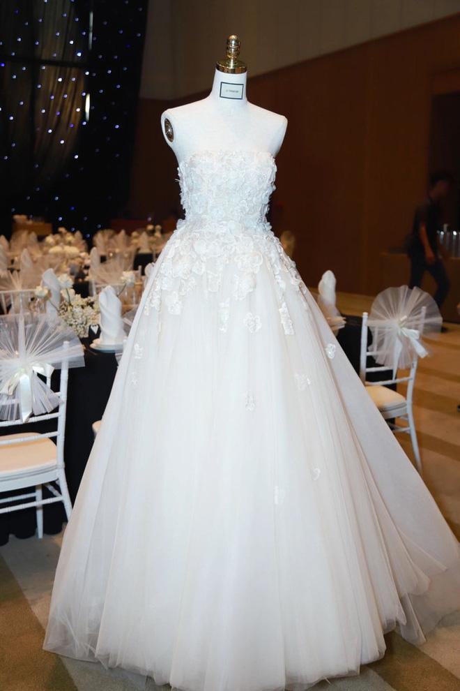 Phương Trinh Jolie hở gần trọn cơ thể trong váy cưới ren xuyên thấu-6