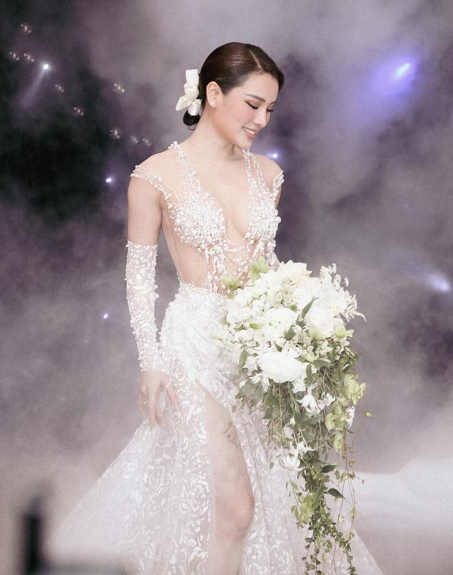 Phuong Trinh Jolie shows off her body in a see-through lace wedding dress-5