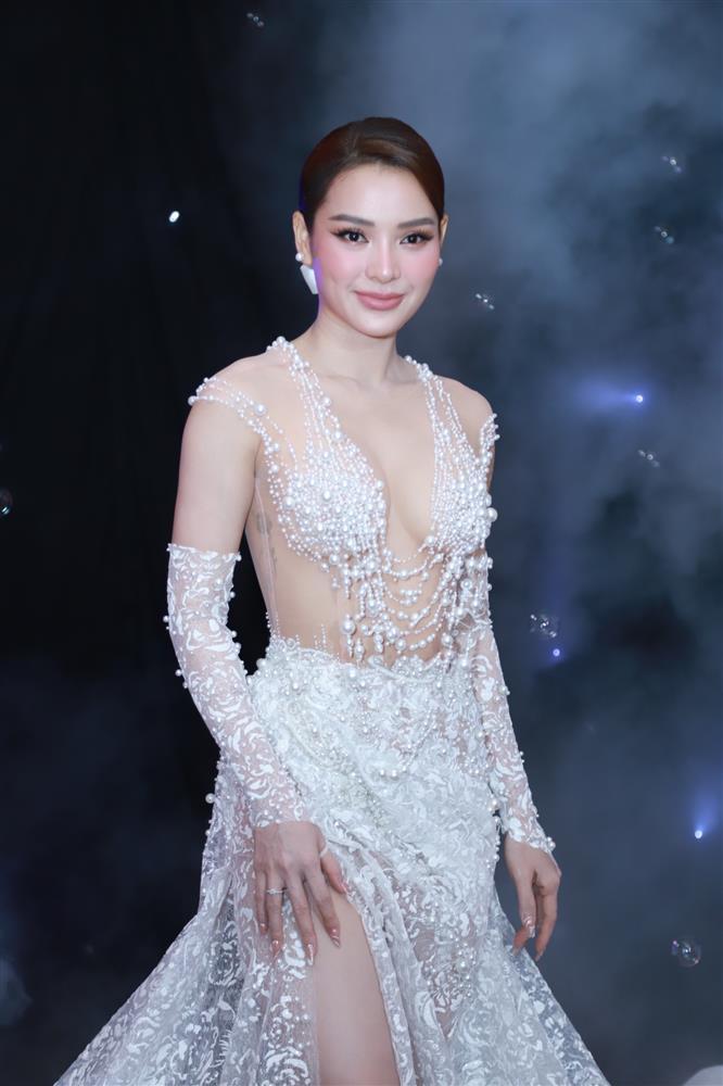 Appeared daughter Phuong Trinh Jolie, wearing a wedding dress with her mother-1