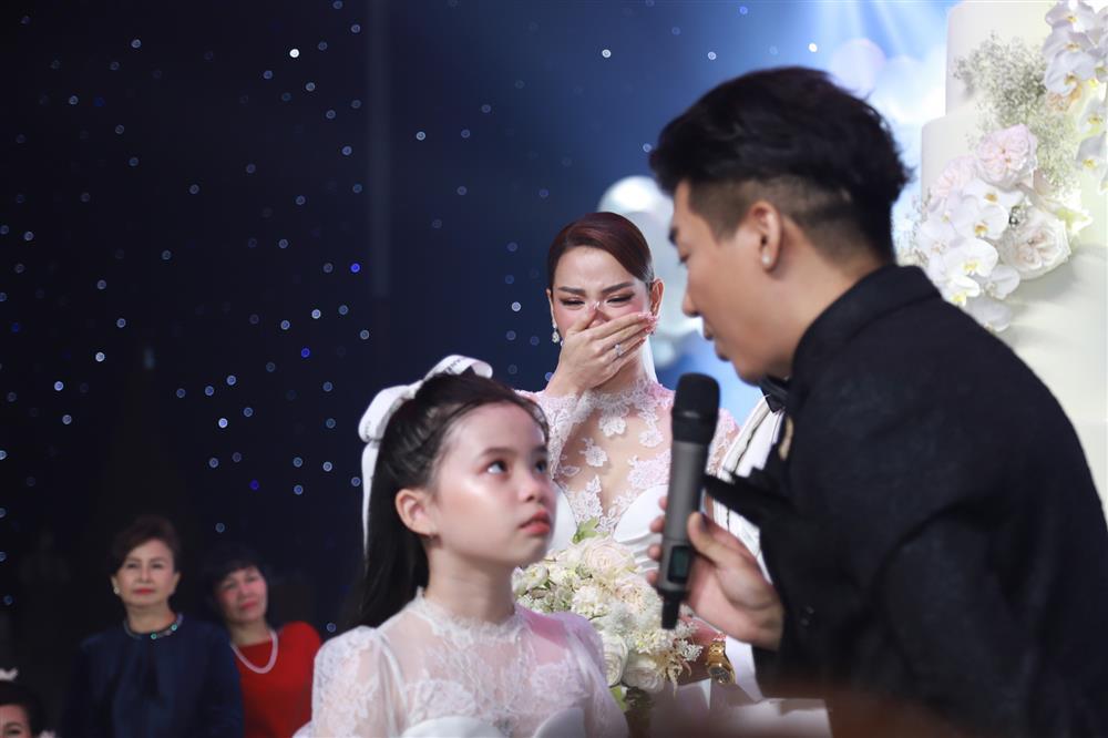 Phuong Trinh Jolie's daughter appeared, wearing a double wedding dress with her mother-2