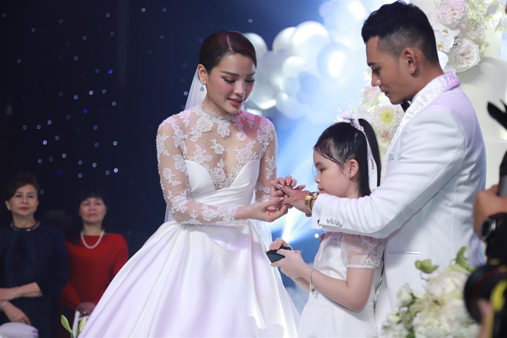 Phuong Trinh Jolie's daughter appeared, wearing a double wedding dress with her mother-3