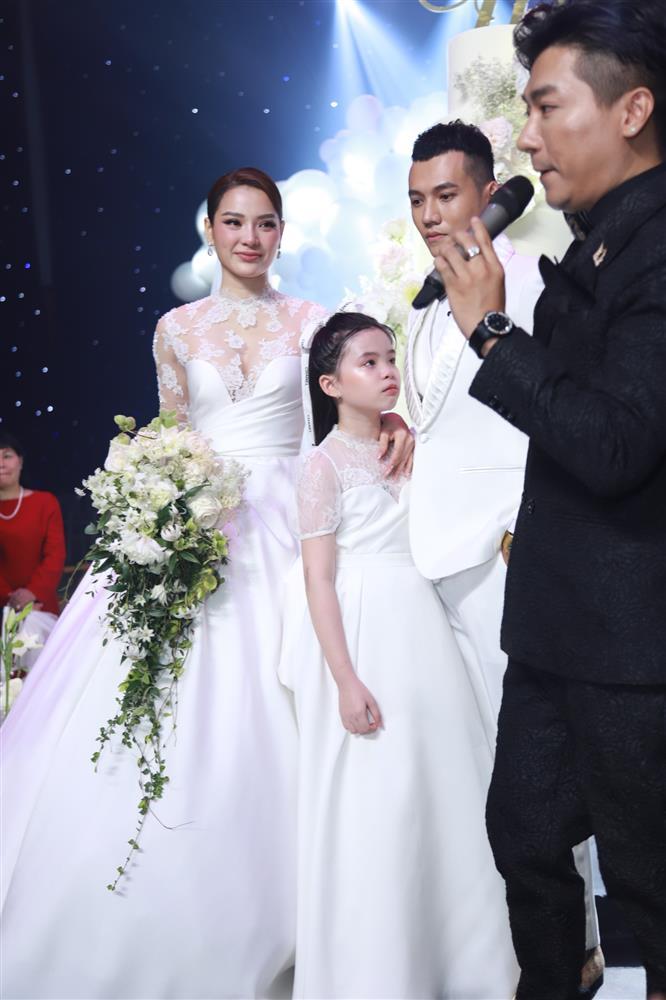 Phuong Trinh Jolie's daughter appeared, wearing a double wedding dress with her mother-4
