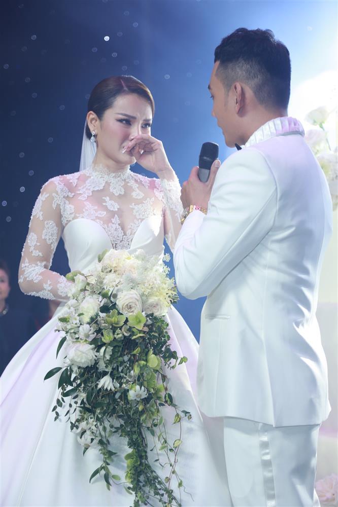 Phuong Trinh Jolie's daughter appeared, wearing a double wedding dress with her mother-5