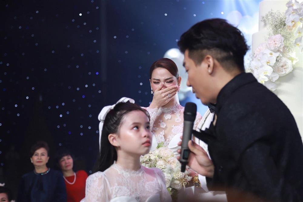 HOT: Phương Trinh Jolie công khai con gái riêng 9 tuổi trong đám cưới-3