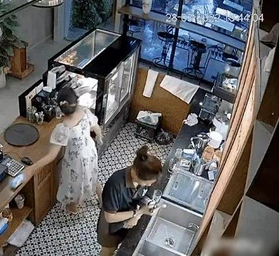 Bartender gặp nạn với bình xịt kem, nhìn vừa thương vừa buồn cười-1