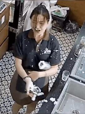 Bartender gặp nạn với bình xịt kem, nhìn vừa thương vừa buồn cười-2