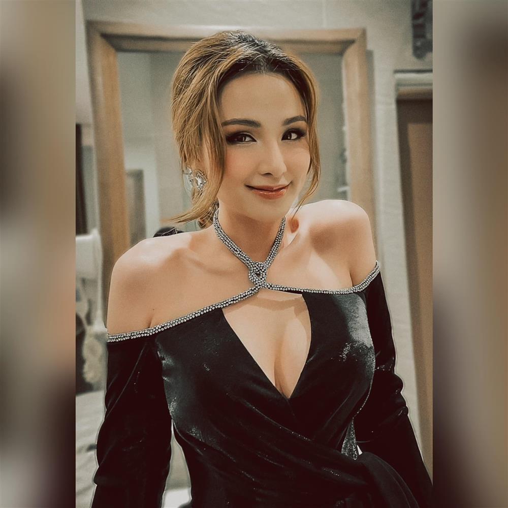 Hoa hậu Vbiz khoe ngực ná thở, hóa ra cũng là siêu vòng 1-7