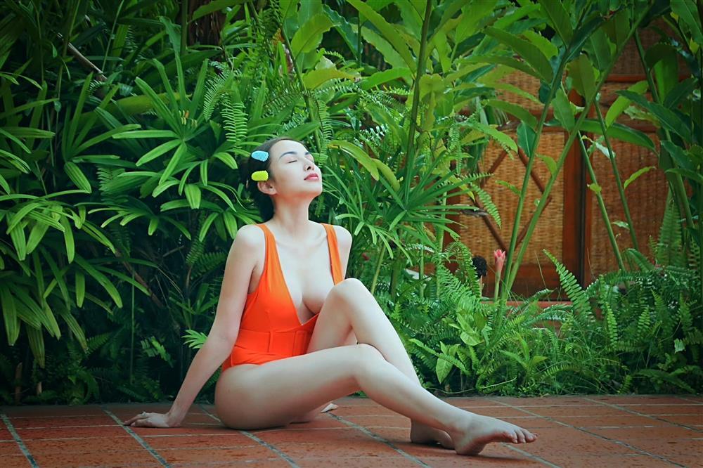 Hoa hậu Vbiz khoe ngực ná thở, hóa ra cũng là siêu vòng 1-11