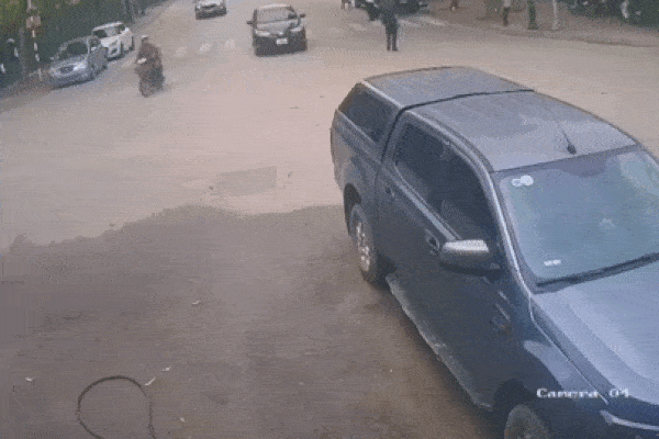 Clip: Tài xế đạp nhầm chân ga, quét bay loạt xe đậu trên vỉa hè-1