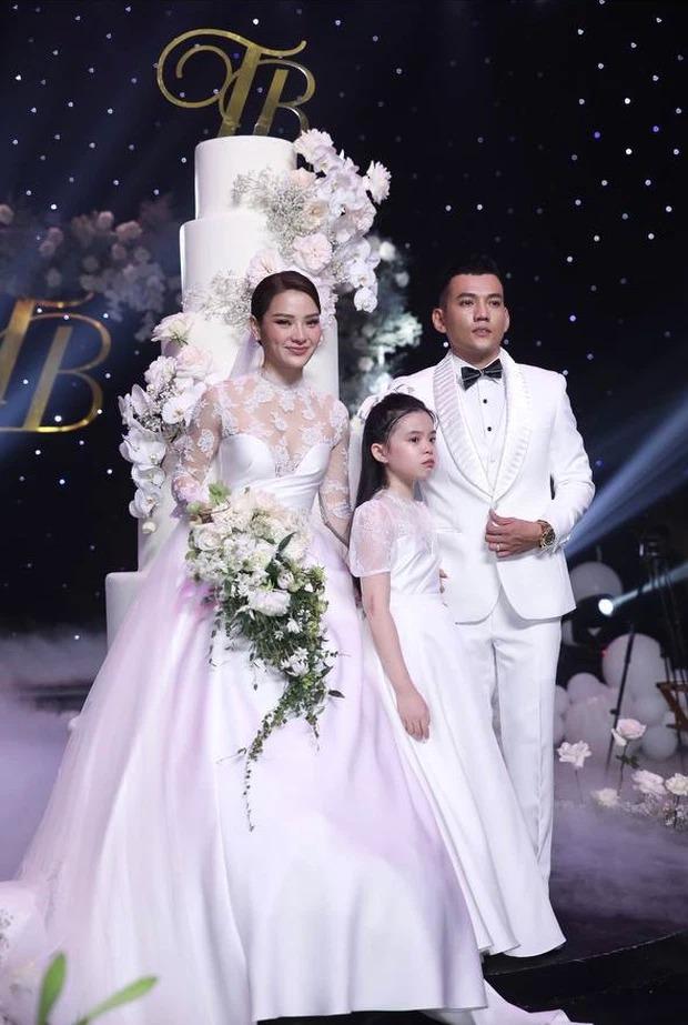 In love with the revealing wedding dress, Phuong Trinh Jolie revealed her sensitive and unattractive area-7