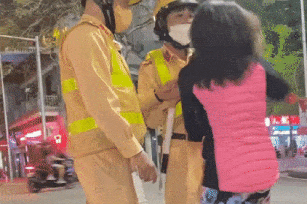 Xác minh clip người mặc cảnh phục CSGT đạp vào người đi xe máy-2