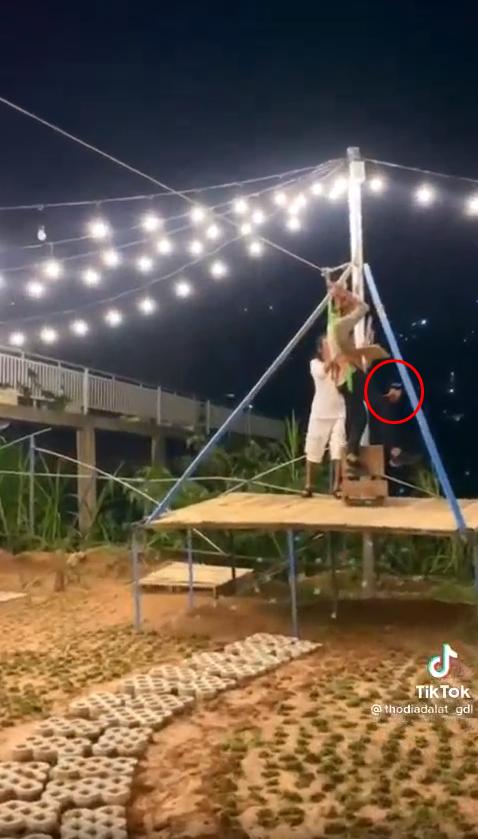 Quán ăn phục vụ món gà bay, bay chưa đến nơi gà đã văng khỏi đĩa-4