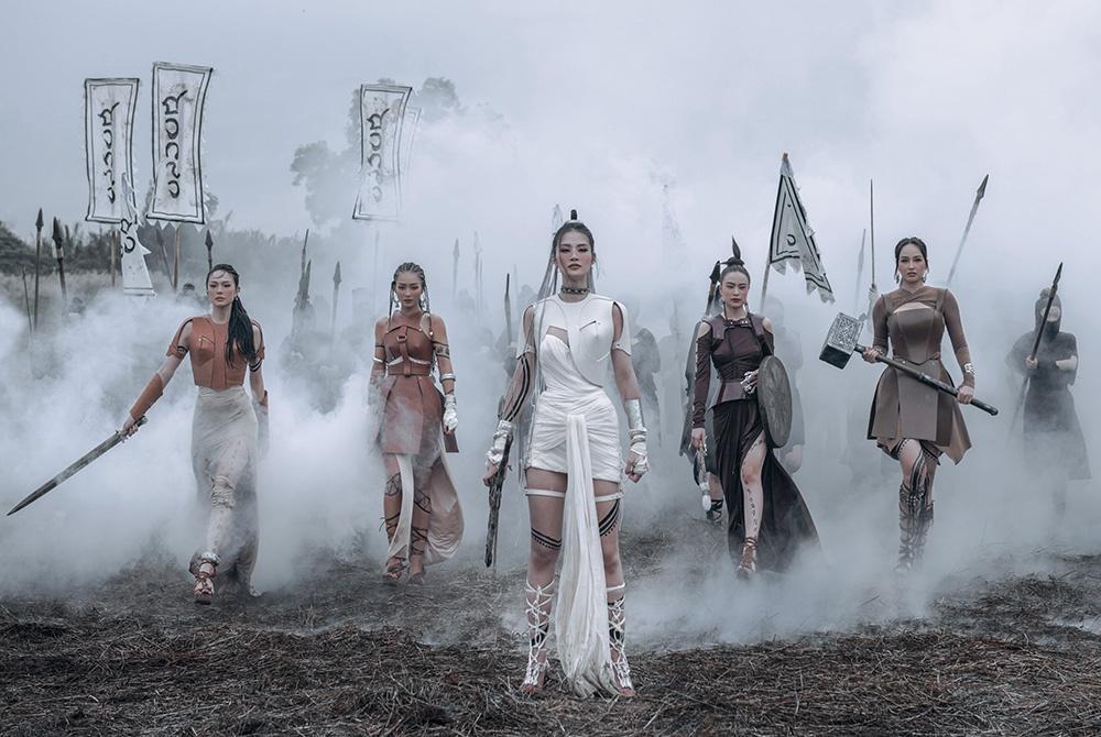 Hình xăm trên lưng Đông Nhi có đang xuyên tạc lịch sử?-5