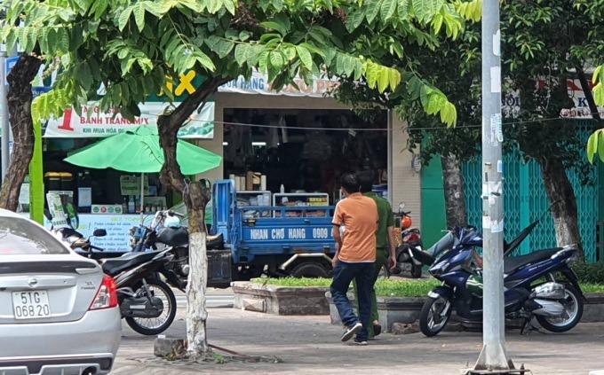 Người đàn ông tử vong trên vỉa hè, nhiều vết thương nghi bị sát hại-1