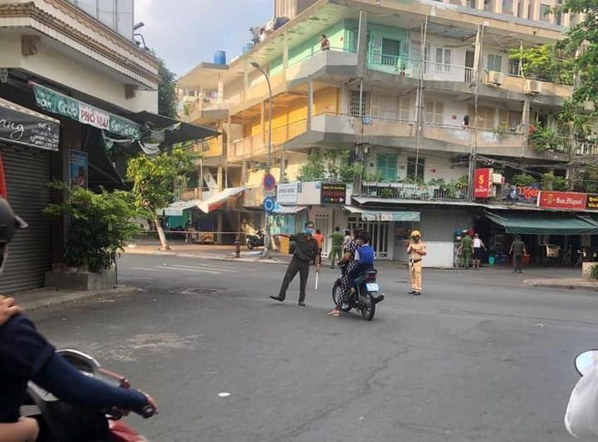 Người đàn ông tử vong trên vỉa hè, nhiều vết thương nghi bị sát hại-2