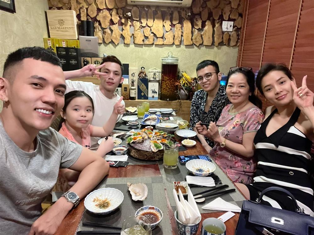 Mẹ chồng Phương Trinh Jolie đối xử ra sao với con riêng nàng dâu?-9