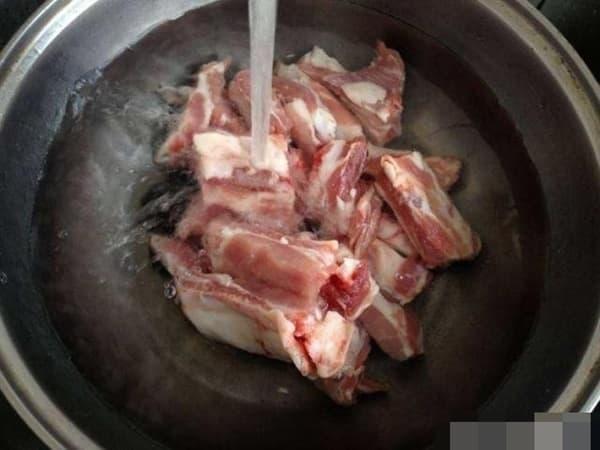Chần sườn heo với nước chưa đủ, phải thêm 1 bước mới hết hôi tanh-3