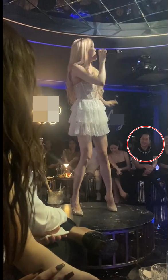 Sao nam vũ trụ VTV bị chộp clip ngắm Thiều Bảo Trâm như thôi miên-3