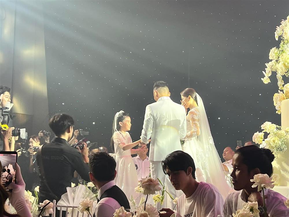 Sao Việt nói gì về Lý Bình và con riêng Phương Trinh Jolie?-6