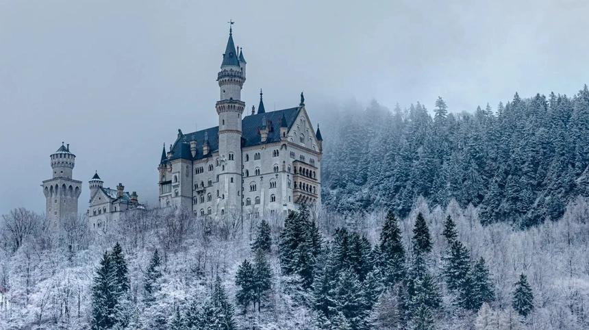 Lâu đài Neuschwanstein, Đức: Lâu đài Neuschwanstein nằm trên đỉnh đồi, nổi bật giữa những ngọn núi cao và khu rừng xung quanh, trông giống như một bối cảnh trong truyện cổ tích. Điểm đến này là một trong những nơi thu hút khách du lịch nổi tiếng nhất trên toàn cầu. Du khách có thể nhận ra Neuschwanstein chính là hình mẫu cho lâu đài trong phim hoạt hình 