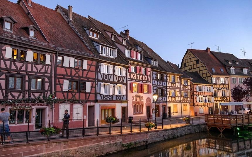 Vùng Alsace, Pháp: Du lịch vùng Alsace, du khách sẽ đi dạo qua những tòa nhà khung gỗ được trang trí bởi nhiều giỏ hoa treo và thưởng thức vẻ đẹp của khu vực này. Ngoài ra, Alsace cũng nổi tiếng với rượu vang. Du khách cũng có thể thưởng thức các loại rượu vang địa phương trong chuyến tham quan vườn nho. Ảnh: On the Luce travel blog.