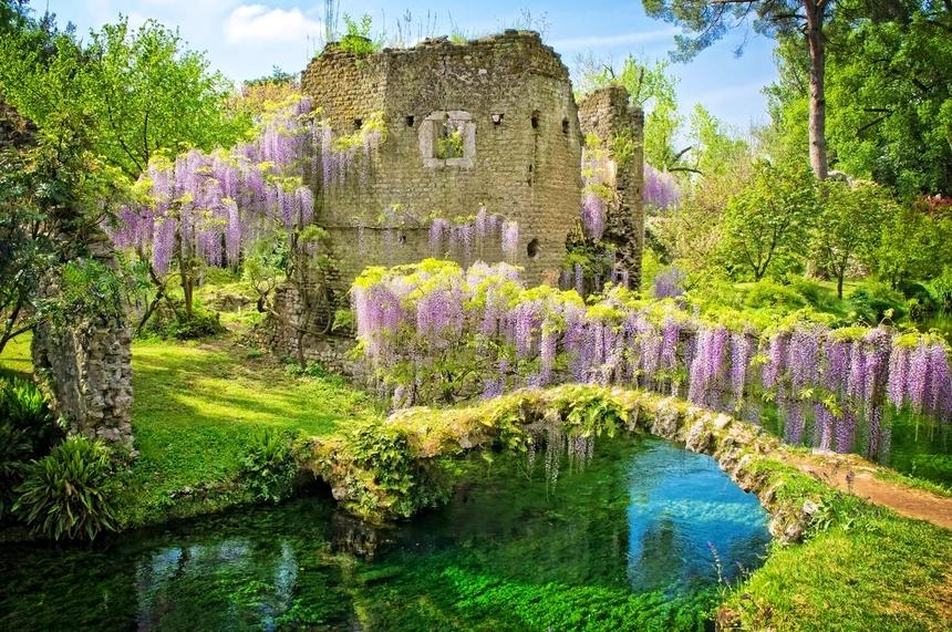 Vườn Ninfa, Italy: Khu vườn Ninfa tuyệt đẹp được tìm thấy trên đường đi về phía nam của Rome. Tờ New York Times chọn khu vườn lãng mạn này là một trong những nơi đẹp nhất thế giới. Đến đây, du khách sẽ đi bộ qua những tàn tích cũ được bao phủ bởi những khóm hoa nở rộ, khiến họ cảm giác như lạc vào thế giới khác. Ảnh: Itinari.