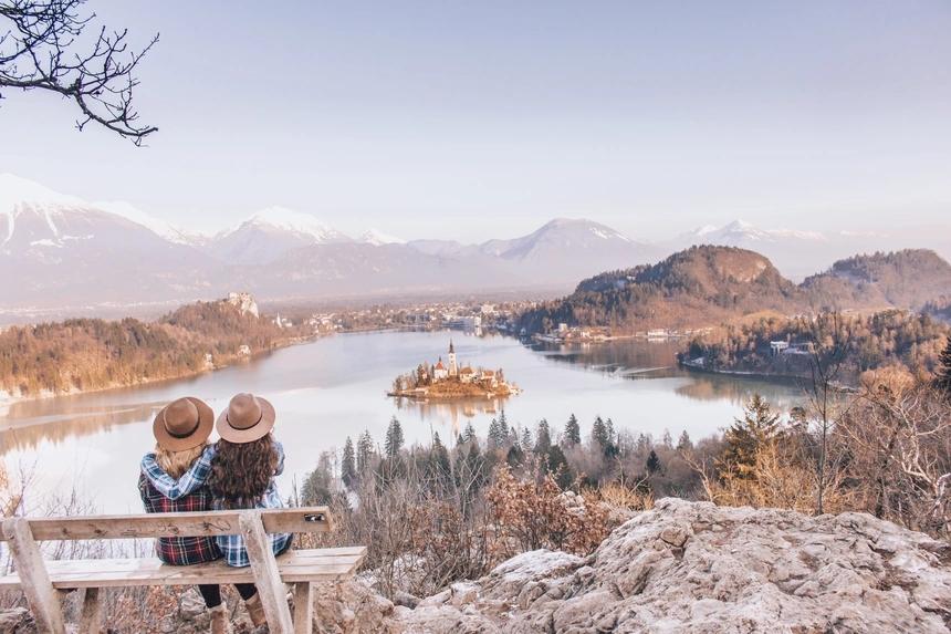 Hồ Bled, Slovenia: Tọa lạc ở dãy Julian Alps, hồ Bled có từ kỷ băng hà. Bao quanh hồ là những dãy núi hùng vĩ và ở chính giữa có một hòn đảo tự nhiên với nhiều nhà thờ cổ đại. Hồ Bled có diện tích khoảng 145 ha. Đến hồ Bled vào mùa đông, du khách sẽ được ngắm khung cảnh tuyết trắng tuyệt đẹp. Đặc biệt, hồ nước sẽ đóng băng khoảng một tháng và du khách có thể đi bộ trên mặt hồ. Ảnh: Takeoffwithlove.