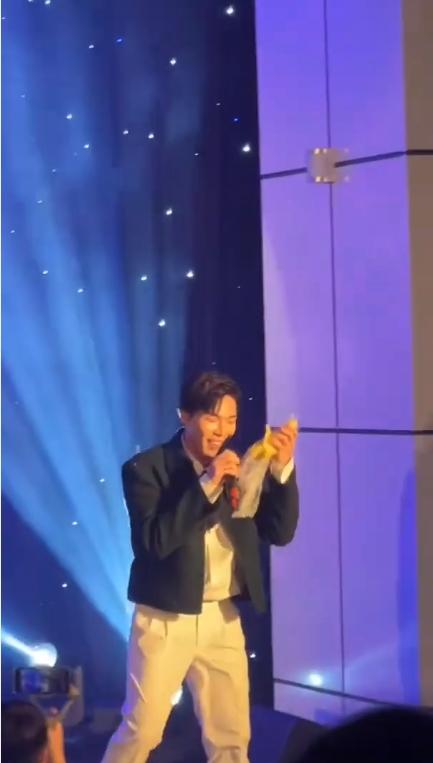 Erik đi hát tiện thể... bán bắp luộc ngay trên sân khấu!-1