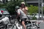 Xác minh clip người mặc cảnh phục CSGT đạp vào người đi xe máy