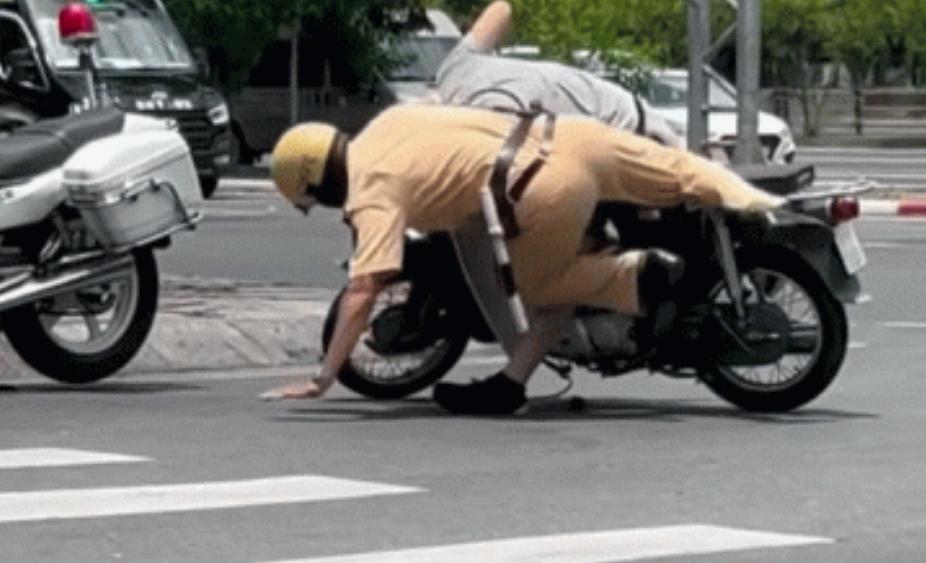 Verify the clip of a person wearing a traffic police uniform kicking a motorbike rider-1