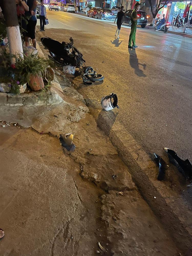 Clip: Bóng áo trắng vừa vụt qua, xe bán tải lao đến khiến tất cả ám ảnh-3